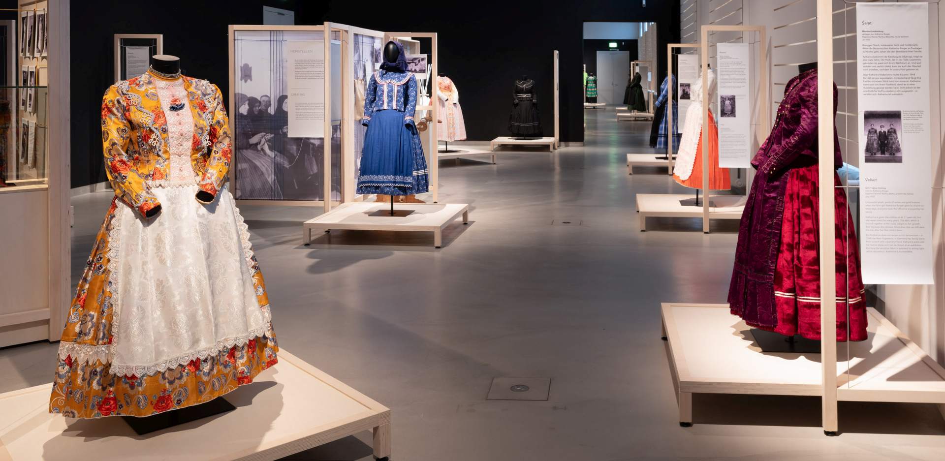 MEK-Ausstellungsansicht-Schwerer-Stoff-2_xl